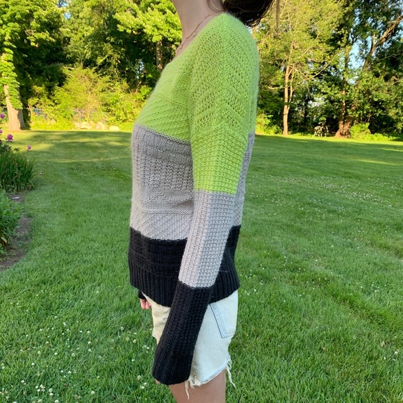 Tri colored pull-over sweater - Picture 2 of 4